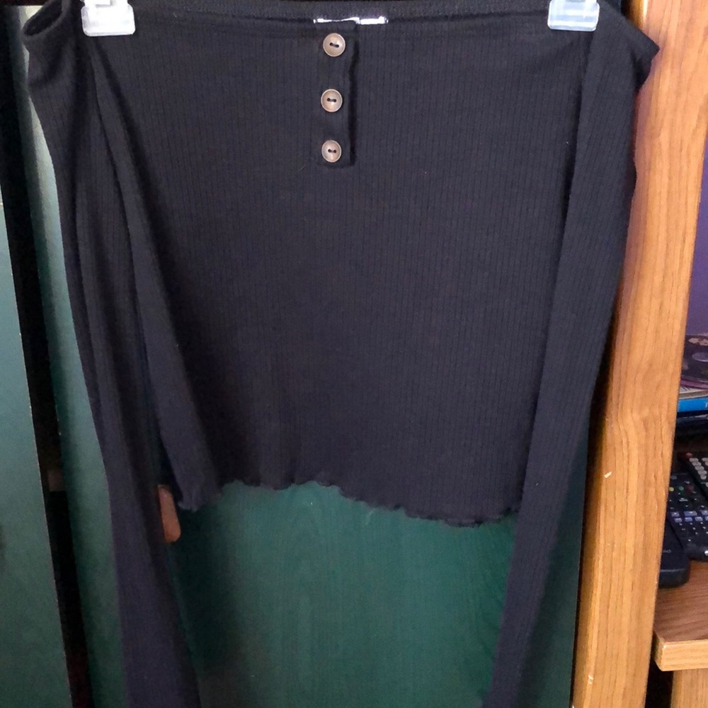 Long sleeve cropped tee (off the shoulder)